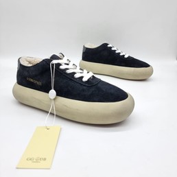 Женские зимние кеды Golden Goose 2022-2023 черные замшевые
