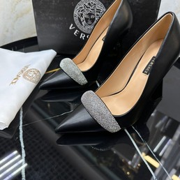 Женские туфли Versace черные кожаные с декором