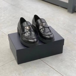 Мужские лоферы кожаные Prada 2022-2023 черные