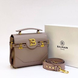 Женская сумка Balmain 23x21 бежевая с оттенком кожаная