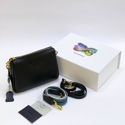 Женская сумка Prada 24x16 кожаная черная