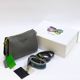 Женская сумка Prada 24x16 кожаная серая