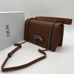 Женская сумка Christian Dior кожаная коричневая 25x15 с черной пряжкой