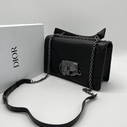 Женская сумка Christian Dior кожаная черная 25x15 с черной пряжкой
