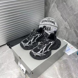 Женские кроссовки Balenciaga 2022 черные с белой окантовкой