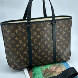 Женская кожаная сумка Louis Vuitton темно-коричневая с орнаментом LV 37x26