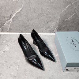 Женские туфли Versace 2022-2023 черные кожаные