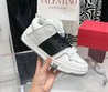 Женские кожаные кроссовки Valentino Garavani 2022-2023 белые с черным