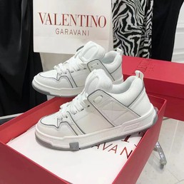 Женские кожаные кроссовки Valentino Garavani 2022-2023 белые