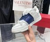 Женские кожаные кроссовки Valentino Garavani 2022-2023 белые с синим