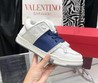 Женские кожаные кроссовки Valentino Garavani 2022-2023 белые с синим