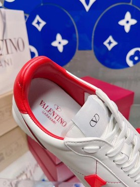 Женские кожаные кроссовки Valentino Garavani 2022-2023 белые с красным