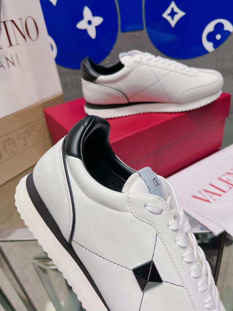 Женские кожаные кроссовки Valentino Garavani 2022-2023 белые с черным