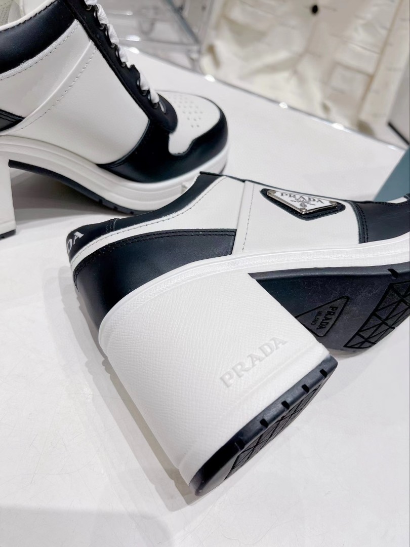 Женские кожаные кроссовки Prada 2022-2023 белые с черным