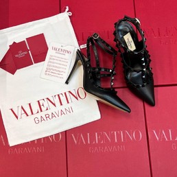 Женские туфли Valentino Garavani Rockstud 2022-2023 черные