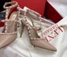 Женские туфли Valentino Garavani Rockstud 2022-2023 бежевые