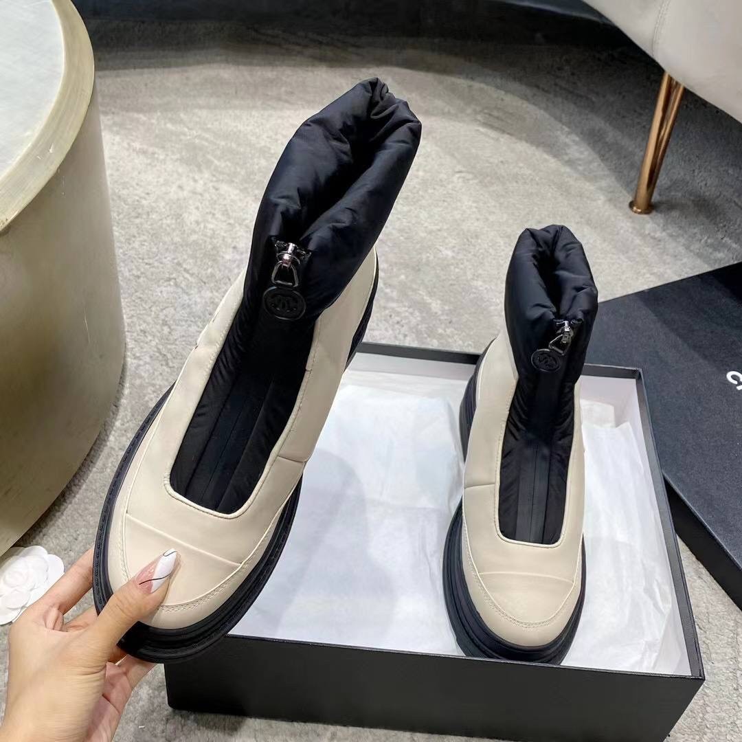 Женские кожаные ботинки Chanel 2022-2023 кремовые с мехом