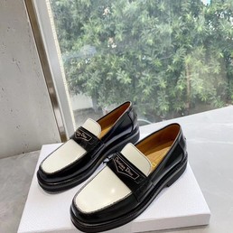 Женские кожаные лоферы Christian Dior Boy 2022-2023 черные с белым