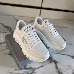 Женские кожаные кроссовки Prada 2022-2023 белые