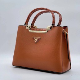 Женская кожаная сумка Prada 2022-2023 коричневая 29х21