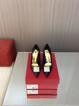 Женские кожаные туфли Valentino Garavani 2022-2023 черные с отделкой