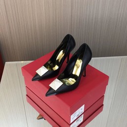 Женские кожаные туфли Valentino Garavani 2022-2023 черные с отделкой