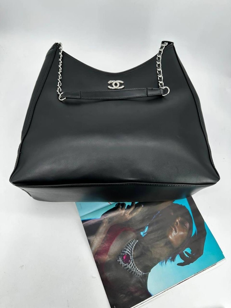 Кожаная сумка Chanel 2022-2023 белая 40х28