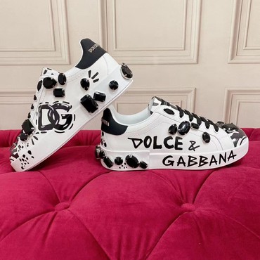 Женские кожаные кроссовки Dolce & Gabbana 2022-2023 белые с черным и надписями