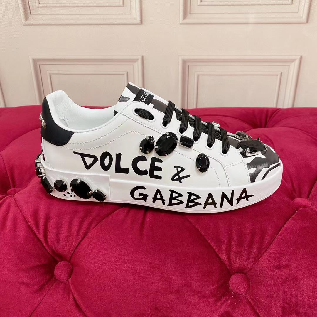 Женские кожаные кроссовки Dolce & Gabbana 2022-2023 белые с черным и надписями