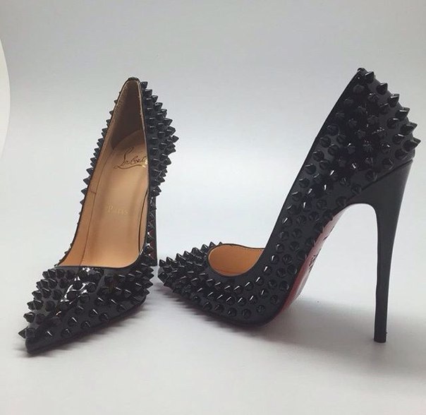 Купить женские шлёпанцы Christian Louboutin — на Stylemi