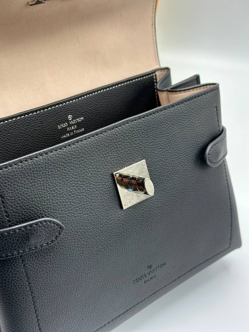 Женская кожаная сумка Louis Vuitton 2022-2023 черная 25х18