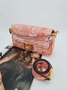 Женская кожаная сумка Fendi 2022-2023 розовая 27х13