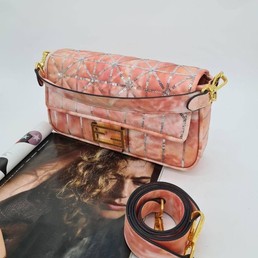 Женская кожаная сумка Fendi 2022-2023 розовая 27х13