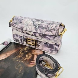 Женская кожаная сумка Fendi 2022-2023 серая 27х13