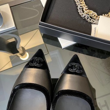 Женские кожаные туфли Chanel 2022-2023 черные