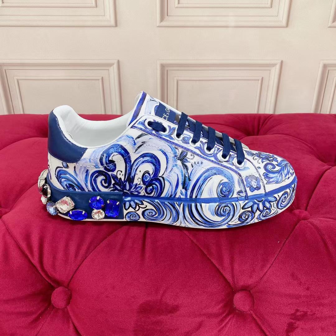 Женские кожаные кроссовки Dolce & Gabbana 2022-2023 белые с синим рисунком