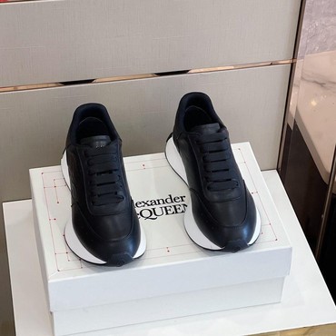 Мужские кожаные кроссовки Alexander McQueen 2022-2023 черные с белым