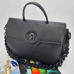 Женская кожаная сумка Versace 2022-2023 черная 35х23