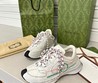 Женские кожаные кроссовки Gucci 2022-2023 белые с фирменным принтом розового и зеленого цвета