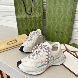 Женские кожаные кроссовки Gucci 2022-2023 белые с фирменным принтом розового и зеленого цвета