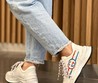 Женские кожаные кроссовки Gucci 2022-2023 белые с фирменным принтом красного и синего цвета
