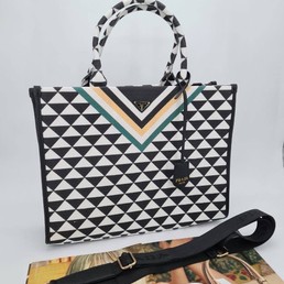Женская текстильная сумка Prada 2022-2023 черная 40х30