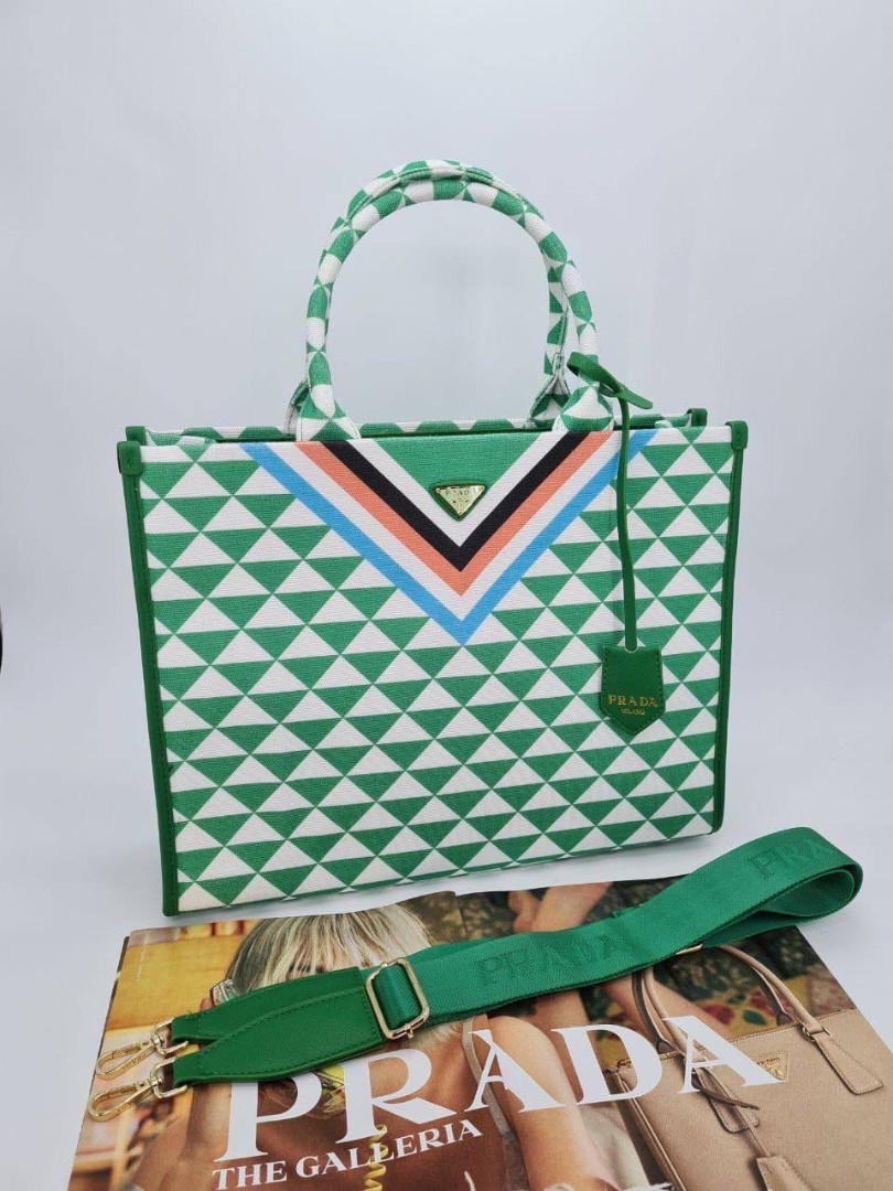Женская текстильная сумка Prada 2022-2023 зеленая 40х30