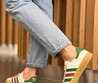 Женские кожаные кроссовки Gucci 2022-2023 белые с зелеными и красной полосами