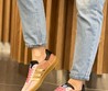 Женские кожаные кроссовки Gucci 2022-2023 розовые с золотыми полосами