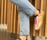 Женские кожаные кроссовки Gucci 2022-2023 розовые с золотыми полосами