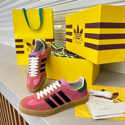 Женские кожаные кроссовки Gucci 2022-2023 розовые с черными полосами