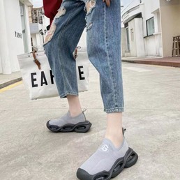 Женские кроссовки Dolce & Gabbana 2022-2023 серые с черной подошвой