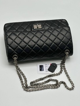Женская кожаная сумка Chanel 2022-2023 черная с серебряной цепочкой 28х16