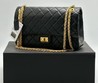 Женская кожаная сумка Chanel 2022-2023 черная с золотой цепочкой 28х16